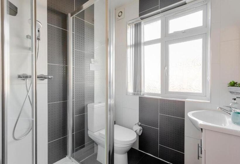 Номер Стандарт Трехместный, Room In Guest Room   Apple House Wembley   Family Room With Shared Bathroom