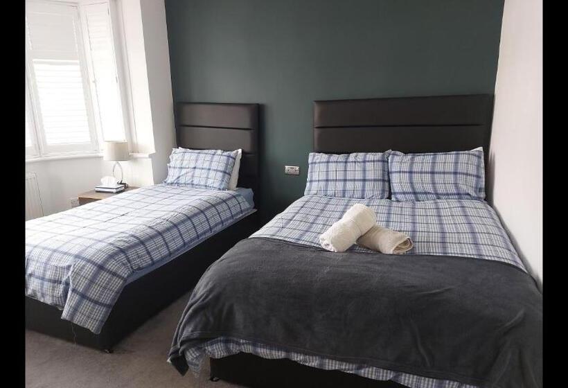 Номер Стандарт Трехместный, Room In Guest Room   Apple House Wembley   Family Room With Shared Bathroom