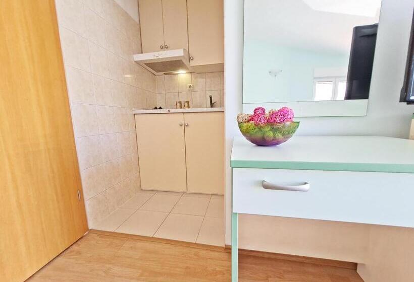 Comfort studio with sea view, Rooms And Apartments Porat