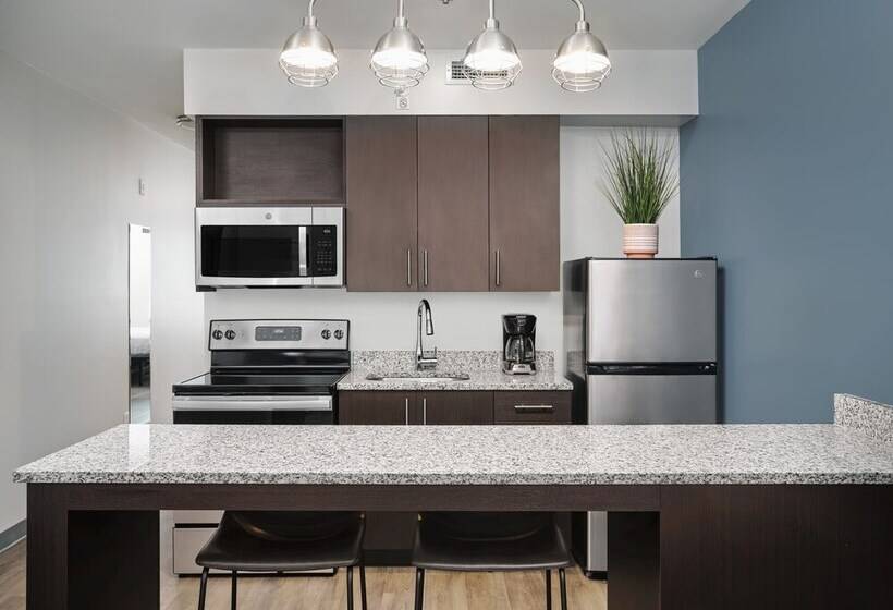 스위트 킹사이즈 침대, Stayapt Suites Lagrange