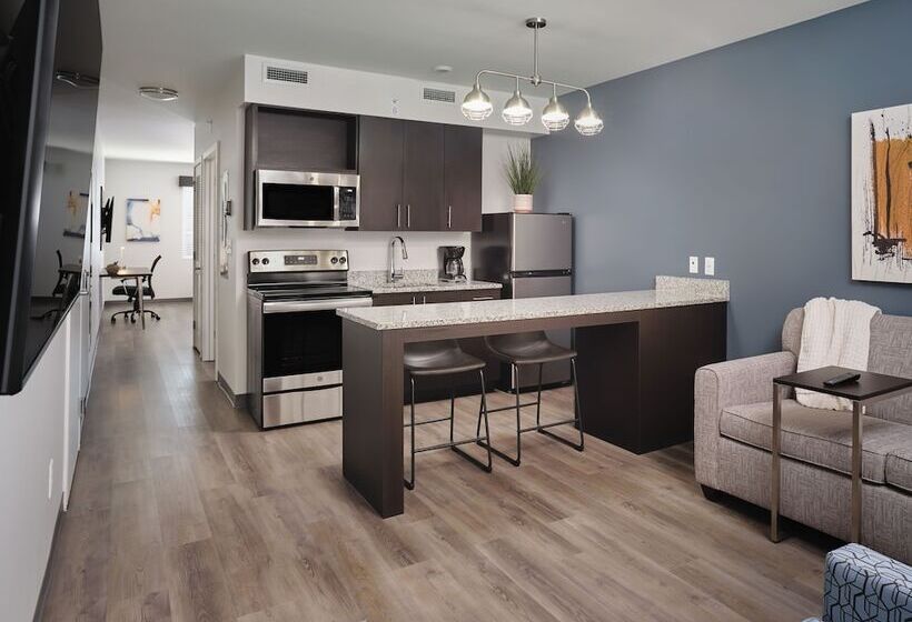 스위트 킹사이즈 침대, Stayapt Suites Lagrange