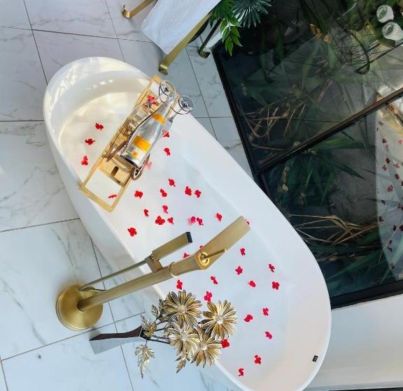 Президентский Люкс, 24 On Basil Boutique Luxury