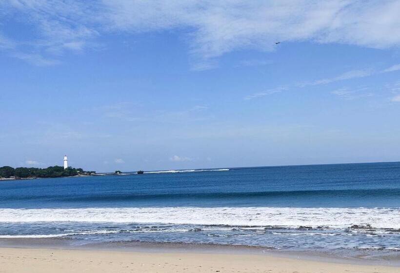 디럭스 룸, Penginapan Karanglaut Santolo