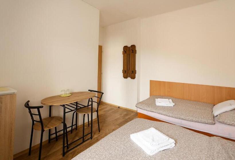 标准三人间, Penzion A Restaurace Na Křižovatce