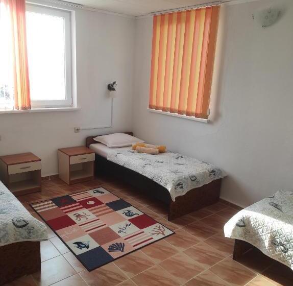 Triple Room Sea View, ваканционни къщи на брега  Holiday Houses On The Coast