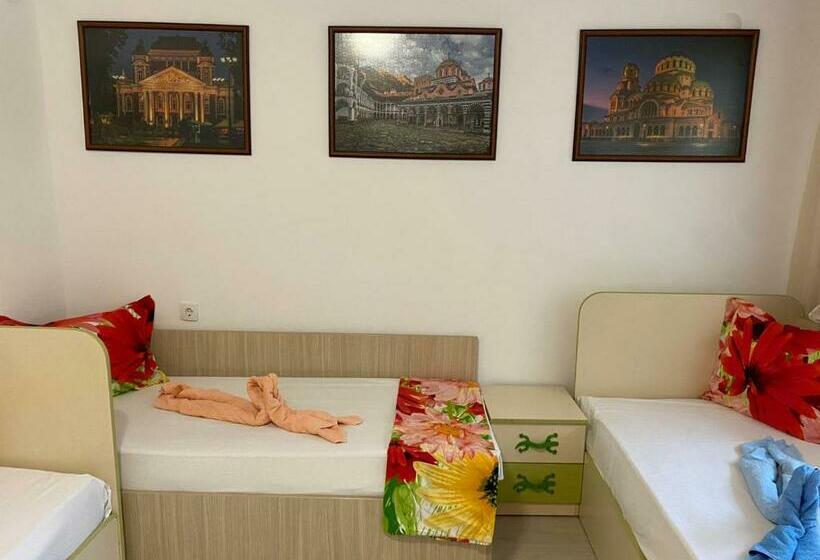 Трехместный Номер Стандарт с Балконом, Jacky S House