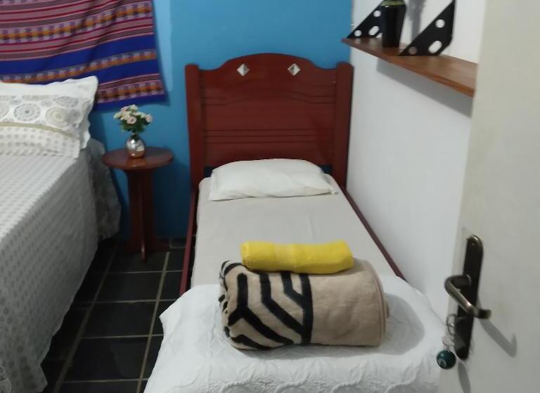 Номер Стандарт Четырехместный Совместный Санузел, Hostel Yellow House Mg