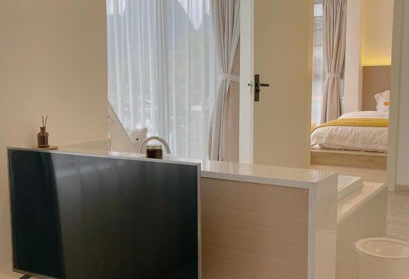 Family Suite, Ruoli Yangshuo
