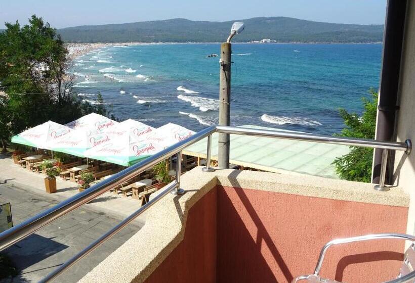 اتاق سه نفره سوپریور با چشم‌انداز دریا, Dobrevi Guest House