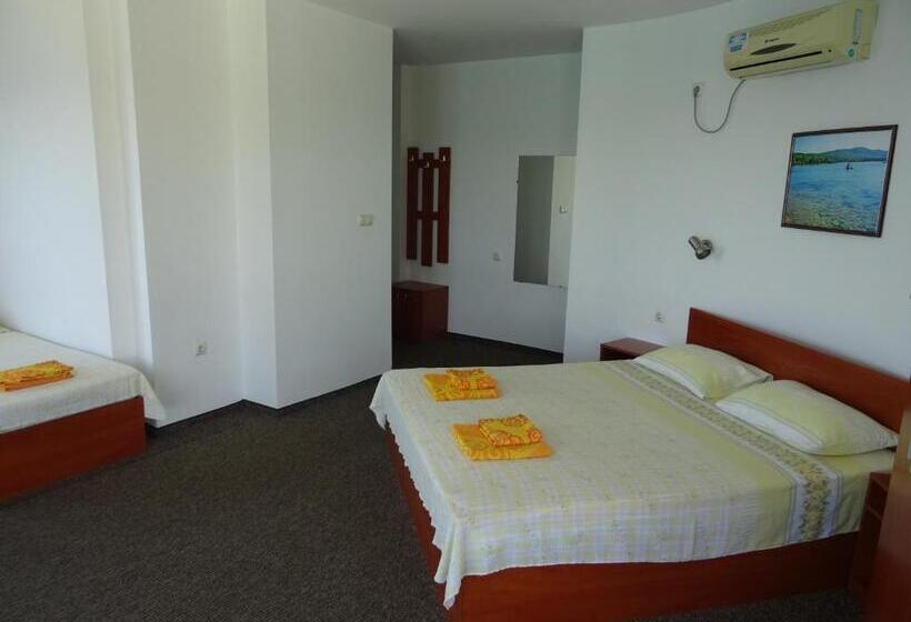 اتاق استاندارد سه نفره, Dobrevi Guest House