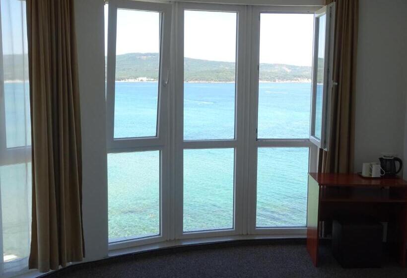 اتاق استاندارد سه نفره, Dobrevi Guest House