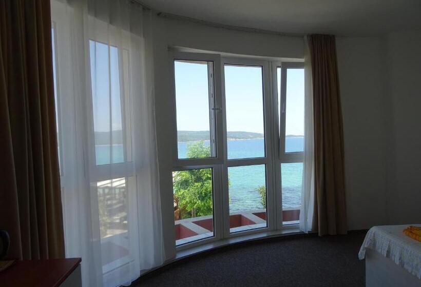 اتاق سه نفره سوپریور با چشم‌انداز دریا, Dobrevi Guest House