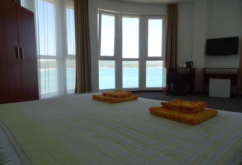 اتاق استاندارد سه نفره, Dobrevi Guest House
