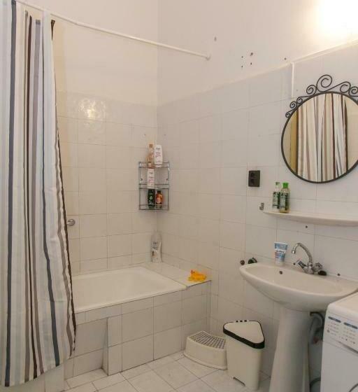 バスルーム共有のシングルスタンダード, Wesselényi Rooms Near Gozsdu Udvar