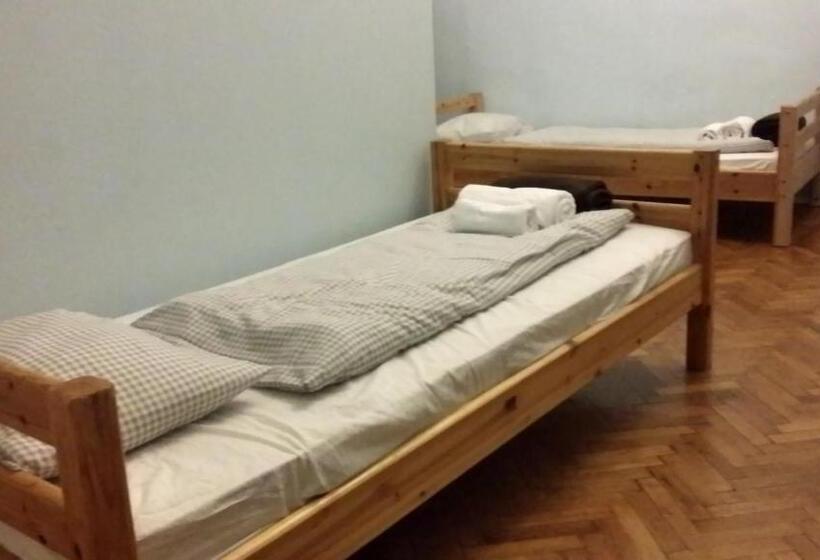 浴室共有スタンダード４人用ルーム, Wesselényi Rooms Near Gozsdu Udvar