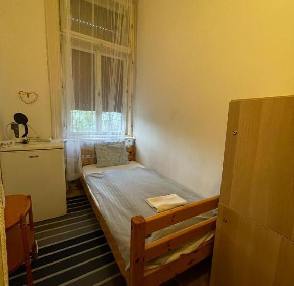 浴室共有スタンダード４人用ルーム, Wesselényi Rooms Near Gozsdu Udvar