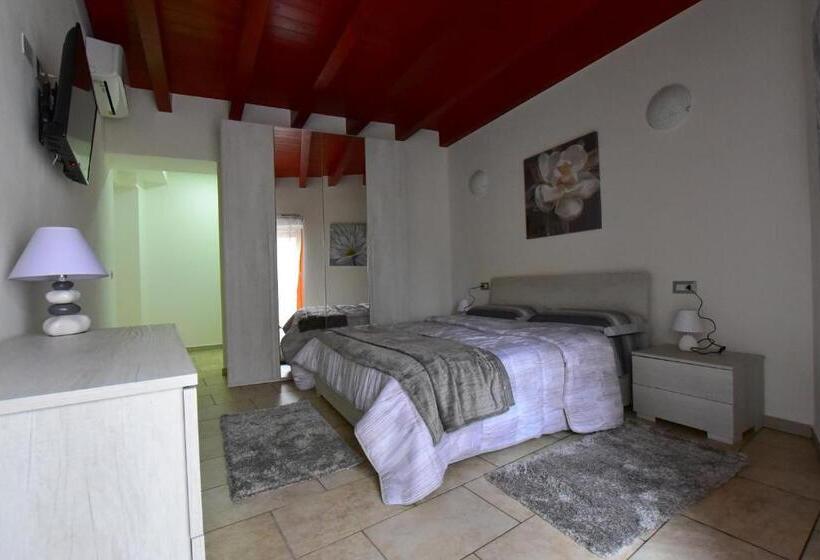 Номер Стандарт с Балконом, B&b La Genuina