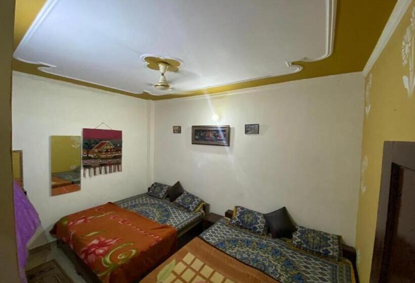 Семейный Номер Совместный Санузел, Friends Guest House & Hostel  Near Taj Mahal