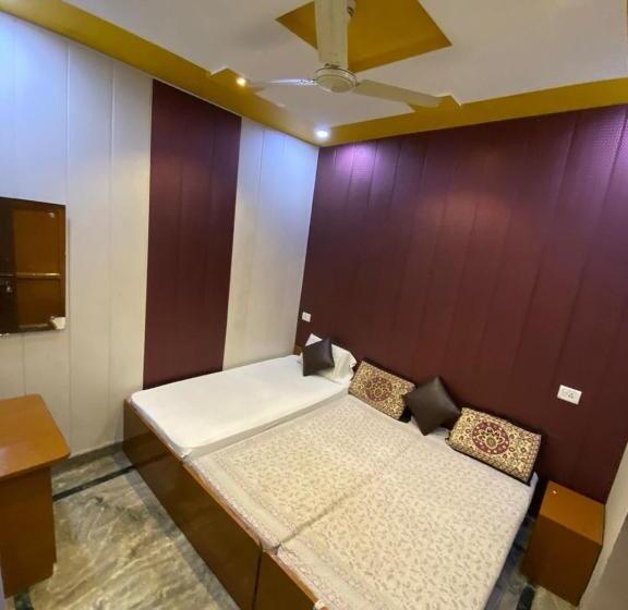 Номер Стандарт Трехместный, Friends Guest House & Hostel  Near Taj Mahal
