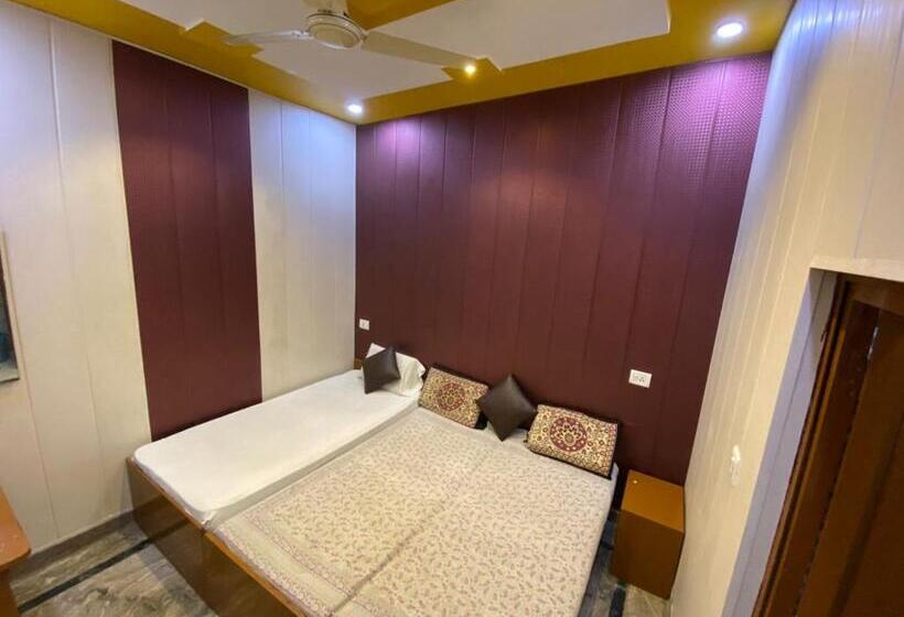 Номер Стандарт Трехместный, Friends Guest House & Hostel  Near Taj Mahal