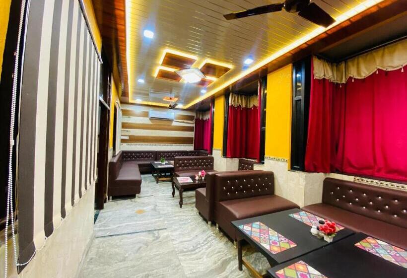 Номер Deluxe, Friends Guest House & Hostel  Near Taj Mahal