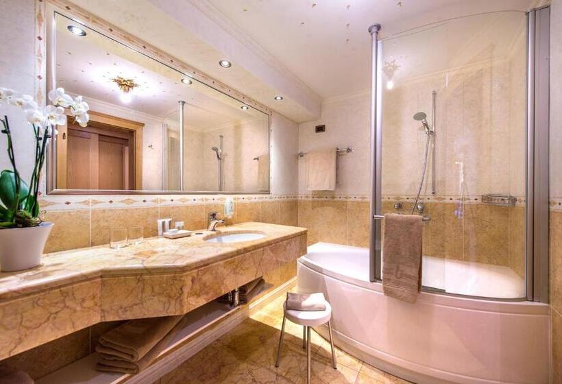 سوییت سوپریور, Alpen Hotel Corona