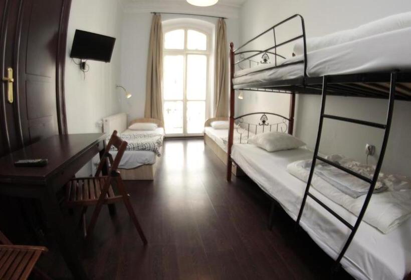 اتاق استاندارد چهار تخته, Pit Stop Hostel