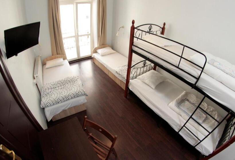 اتاق استاندارد چهار تخته, Pit Stop Hostel