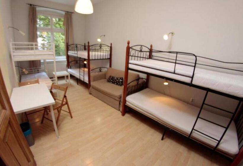 اتاق خانوادگی, Pit Stop Hostel