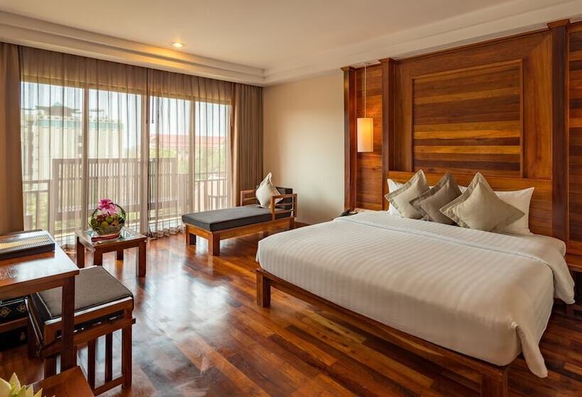 اتاق خانوادگی تودرتو, Angkor Miracle Reflection Club