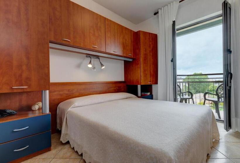 Standard Room, Frank