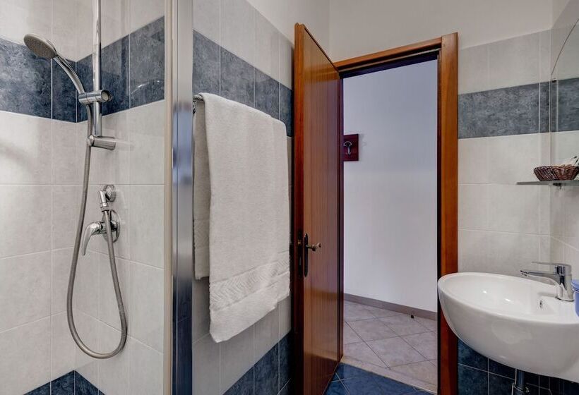 Economy Family Suite, Frank