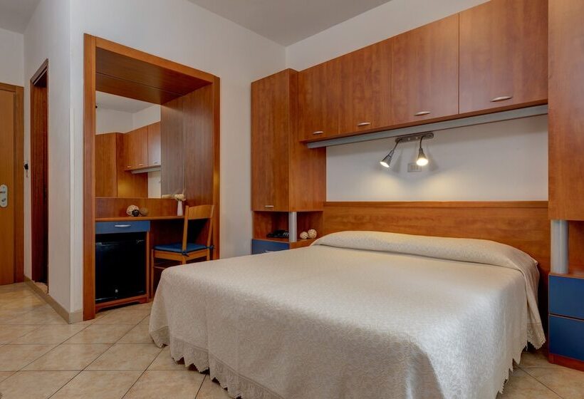 Economy Family Suite, Frank