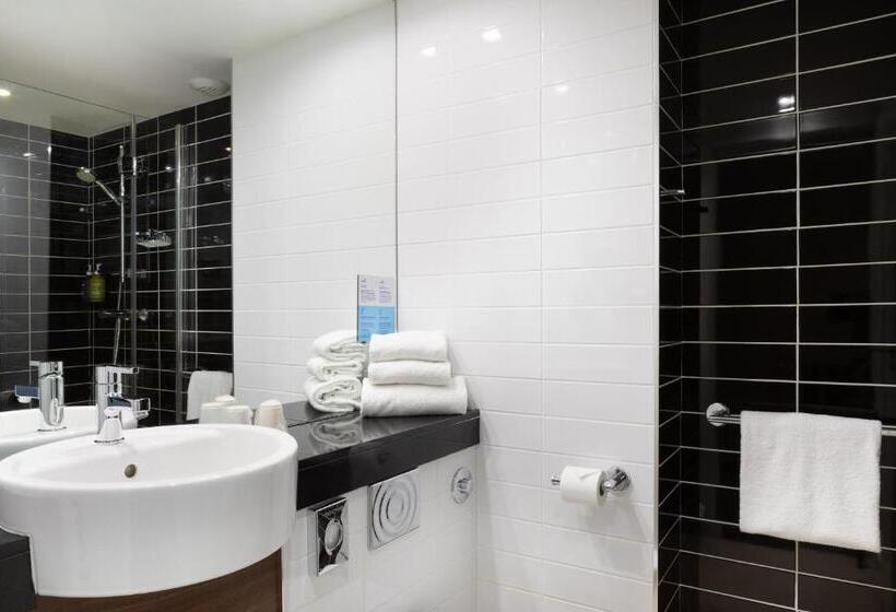 اتاق استاندارد با تخت بزرگ برای معلولان, Holiday Inn Express   Marseille Airport, An Ihg