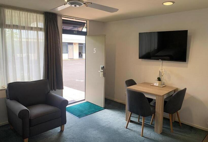 سوییت, Academy Motor Inn