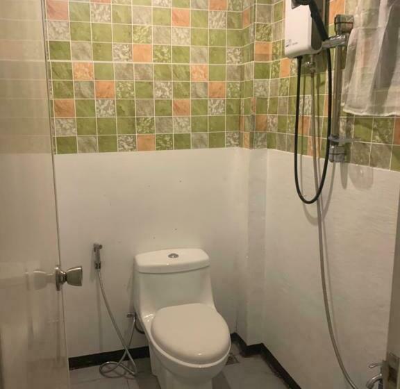 اتاق خانوادگی, Lola Flor S Guest House