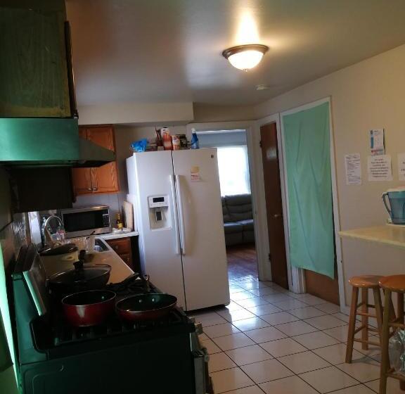 Economy Szoba, 320 Happy Home