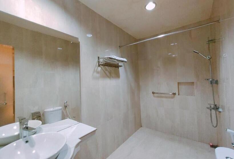 اتاق لوکس با چشم‌انداز باغ, Indah Palace Tawangmangu