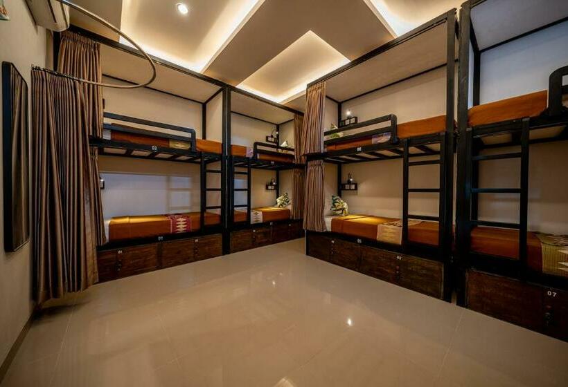 سرير فى غرفة مشتركه, The Moon Hostel