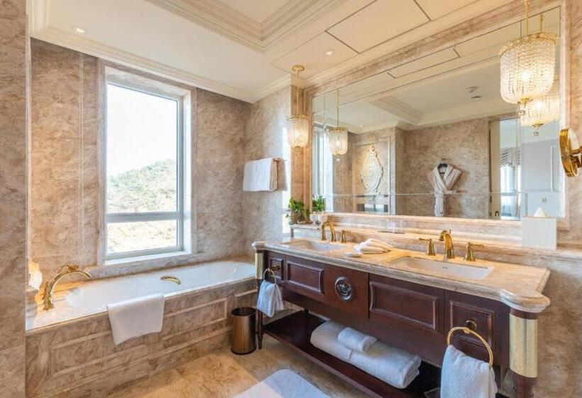 Номер Deluxe Вид на Горы, The Castle Hotel, A Luxury Collection Hotel, Dalian