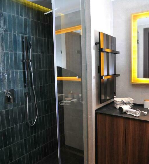 استودیو استاندارد با چشمانداز, Family Apart Woodside