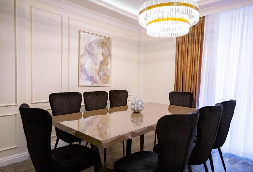 سوییت لوکس, Casa Viilor