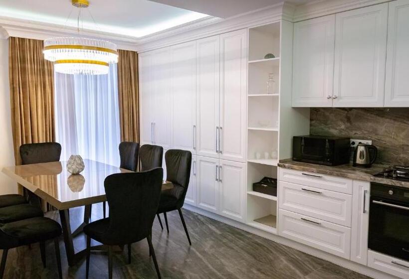 سوییت لوکس, Casa Viilor