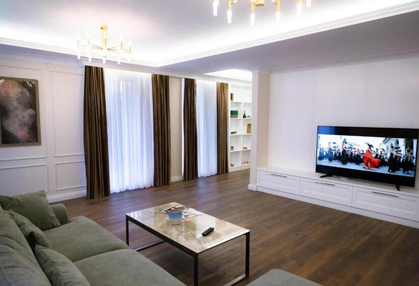 سوییت لوکس, Casa Viilor