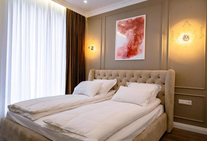 سوییت لوکس, Casa Viilor