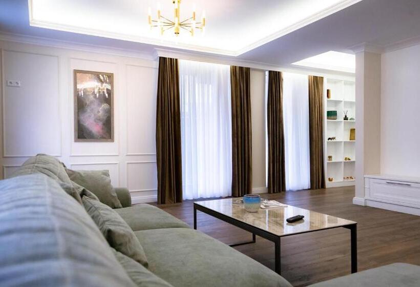 اتاق لوکس, Casa Viilor