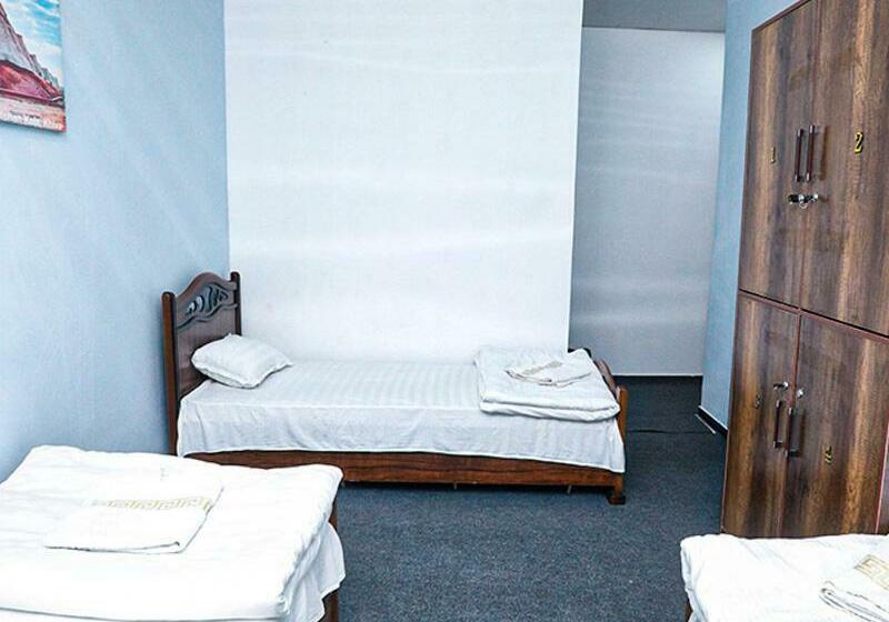 اتاق استاندارد چهارنفره با سرویس بهداشتی مشترک, House De Moon