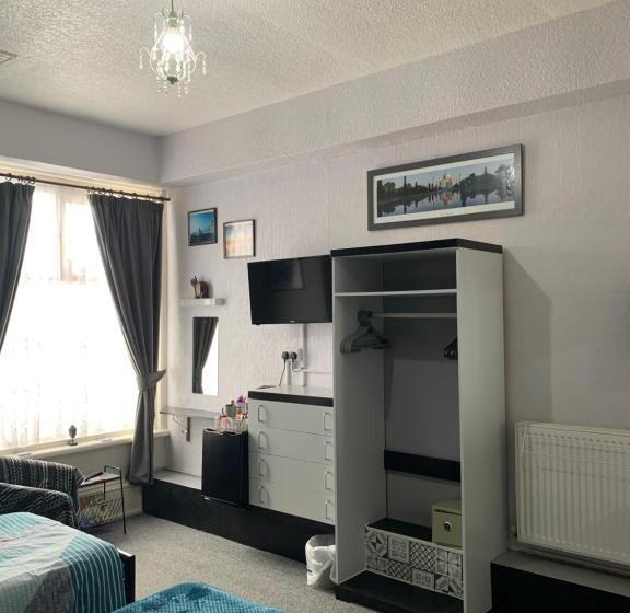Superior Rum, Hornby Villa B&b Couples & Families Only Central Location