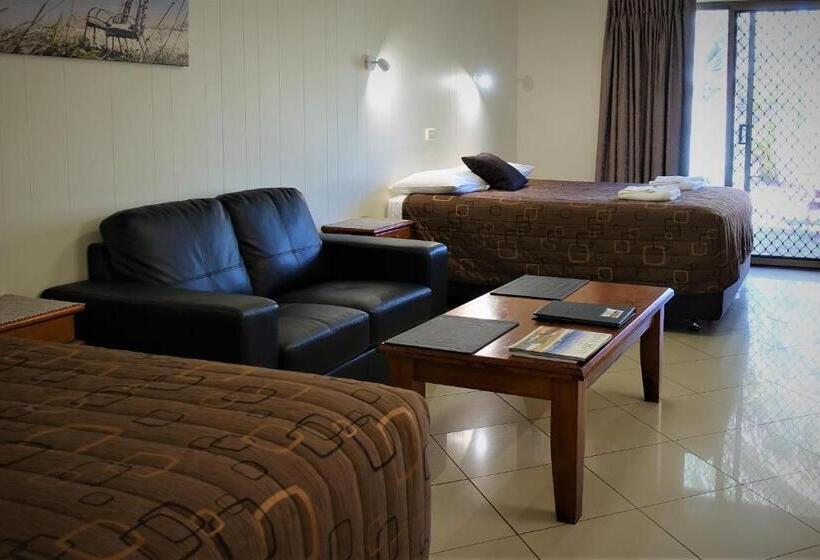 스탠다드 스튜디오, Pacific Palms Motor Inn