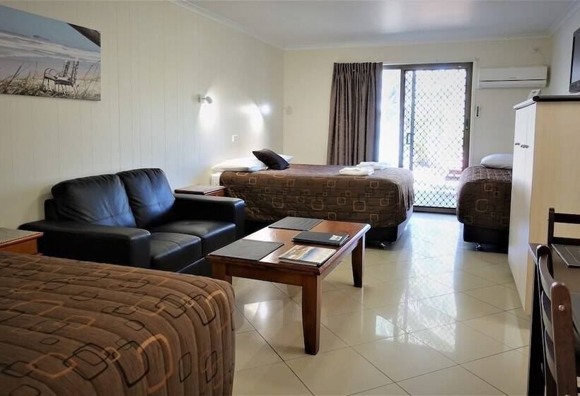 패밀리 스튜디오, Pacific Palms Motor Inn